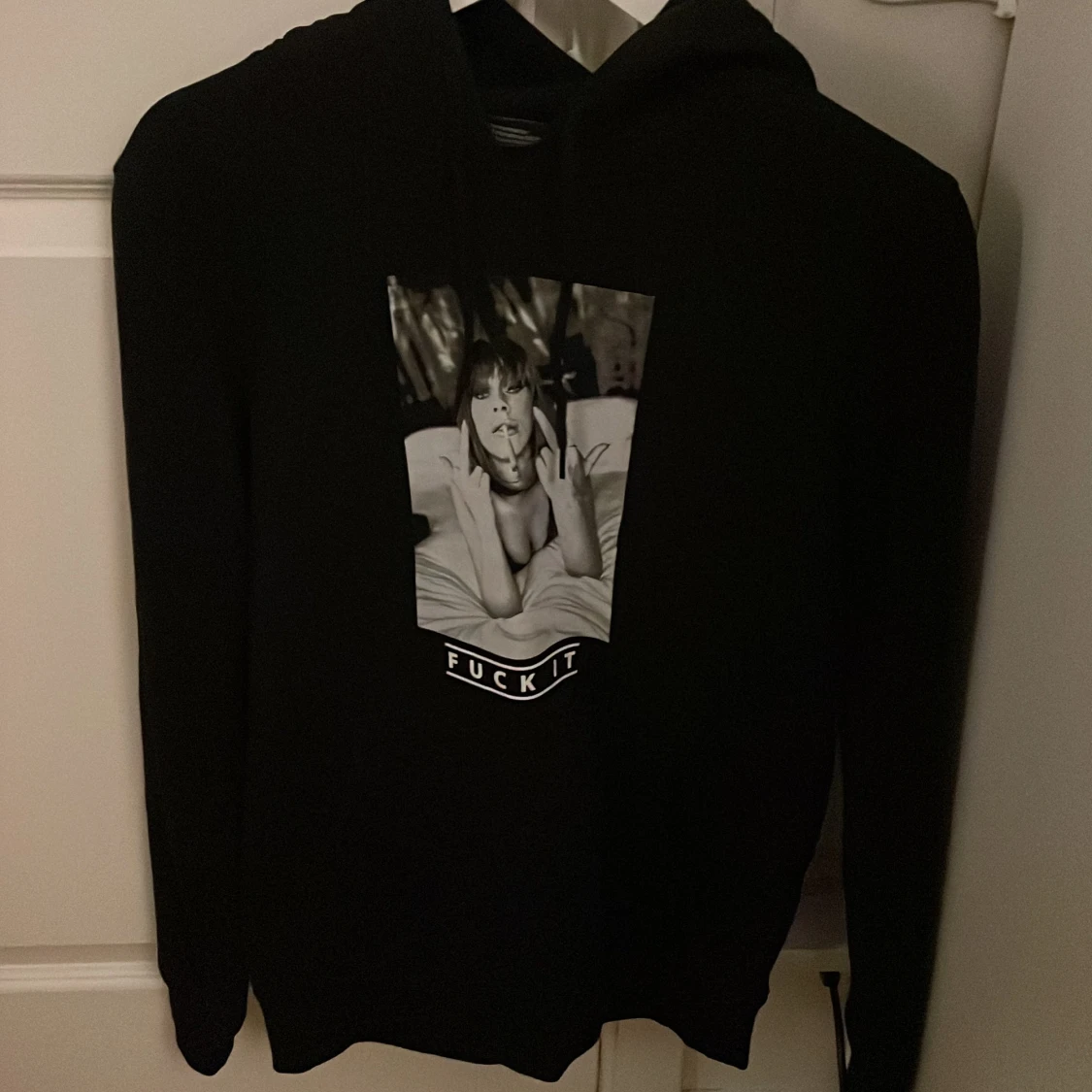 Svart hoodie med tryck  - 90