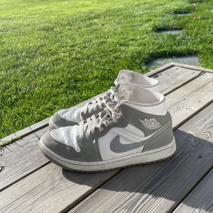 Air Jordan 1 - Säljer min Air Jordan 1 mid wolf grey som är i fint skick. Skorna är i storlek 40,5 och jag säljer de för 500 kr. Ordinarie pris är 2999 kr.