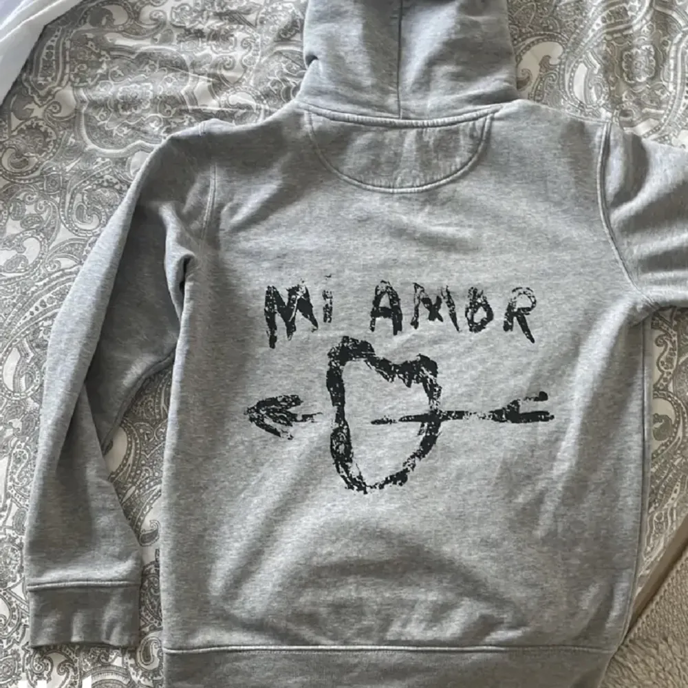 Säljer min Mi Amor hoodie från Maria Paris. Köpt för 2000kr och använd max 3 gånger då den är för stor. Pris kan diskuteras!!💕💕. Hoodies.