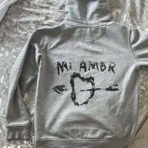 Säljer min Mi Amor hoodie från Maria Paris. Köpt för 2000kr och använd max 3 gånger då den är för stor. Pris kan diskuteras!!💕💕