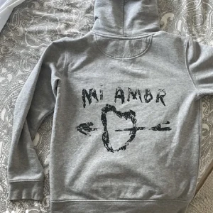 Mi Amor hoodie - Säljer min Mi Amor hoodie från Maria Paris. Köpt för 2000kr och använd max 3 gånger då den är för stor. Pris kan diskuteras!!💕💕