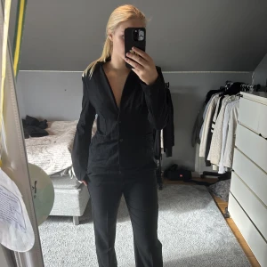 Kavaj/topp - Svart kavaj/topp från ONLY i storlek L. 