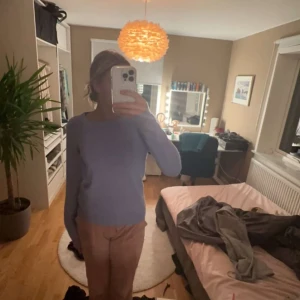 As snygg stickad tröja - Säljer dennna skit snygga stickade lila tröjan från vero Moda i strl xs då jag behöver pengar❤️❤️