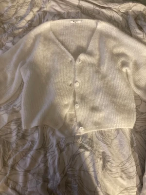 Stickad kofta - Stickad kofta från NA-KD sitter väldigt fint och super mysigt material, perfekt till vintern/hösten.