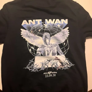 Antwan hoodie strl s - Säljer Antwan hoodie som köptes på konserten! Den är helt ny och använd bara en gång. Sälj pga att den kommer nog ej till användning. DM för mer bilder. Budgivning börjar på 1400kr. Jag kan mötas upp i Stockholm, annars står köparen själv för frakt💯🙌
