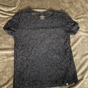 Fin blus - En såå fin t-shirt som tyvärr har börjat bli för liten för mig då jag väljer att sälja den🩷