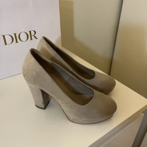 Klackskor  - ”Mocka” klackar i mauve nude färg. Endast använda 1 gång.🤍