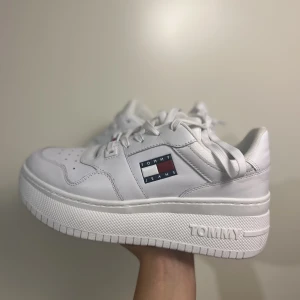 Tommy hilfiger  - Säljer ett par sneakers ifrån Tommy Hilfiger med högplatå, endast använda 1 gång. Superfint skick! Köpt för 1199kr