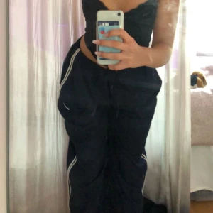 Nike tarckpants  - Justera midjan med ett snöre! Oversized om du normalt är storlek S/M! Snygga och super bekväma.