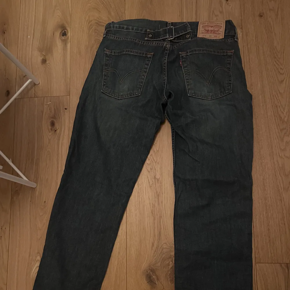 Jättesnygga straight leg Levis jeans som tyvärr är lite för korta, kom dm för fler bilder, priset kan diskuteras vid snabb affär. Jeans & Byxor.