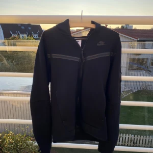 Nike Tech Fleece Zip Hoodie - Är i väldigt bra skick. Knappt använd. 