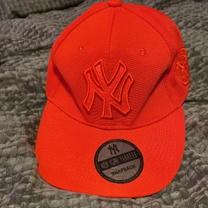 Y2k keps - Säljer då jag ej använder.