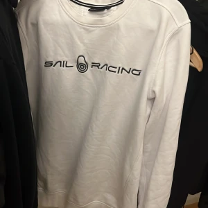 sail racing tröja - Hej, säljer min sail racing tröja. den är i 10/10 skick inte kommit till så stor användning