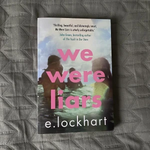 we were liars av e.lockhart - Lättläst, kort och spännande bok, skriven på engelska.