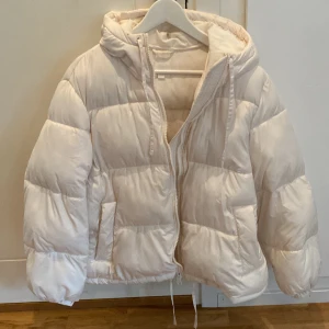 Vinter jacka - Säljer denna mysiga och varma vinter jacka från hm. Då skön att ha på sig när det är kallt ute. Använt skick