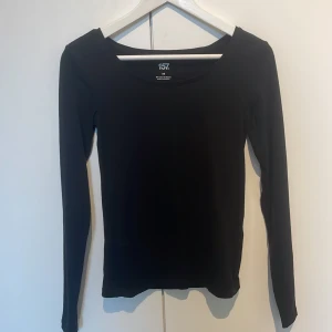 Långärmad tröja - Långärmad tröja från Lager 157. Knappt använd, säljer då den blivit för liten. 