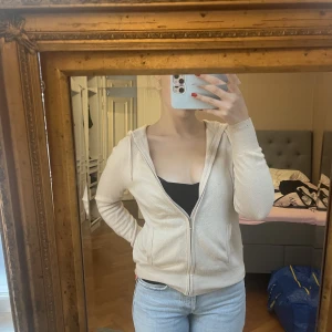 Soft goat hoodie - Säljer nu min superfina soft goat hoodie. Köpt för 2095kr, säljes för 900kr. Äkta Kashmir. Kvitto finns och följes med vid frakten.