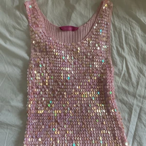 GLITTRIG TOPP - rosa paljett topp! Har ingen storleksmarkering men skulle säga M