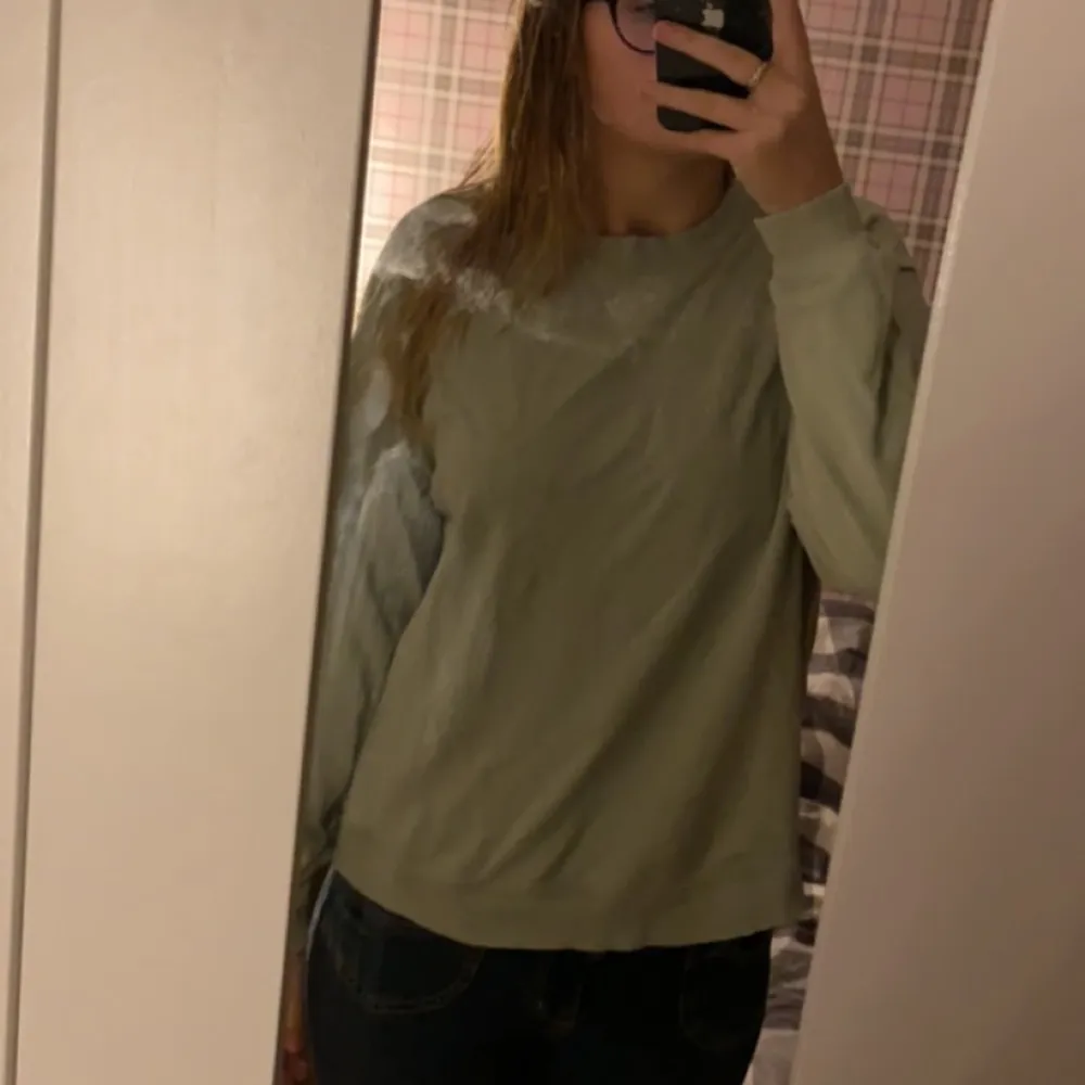 En grön sweatshirt från monki och säljs för att den inte används . Hoodies.