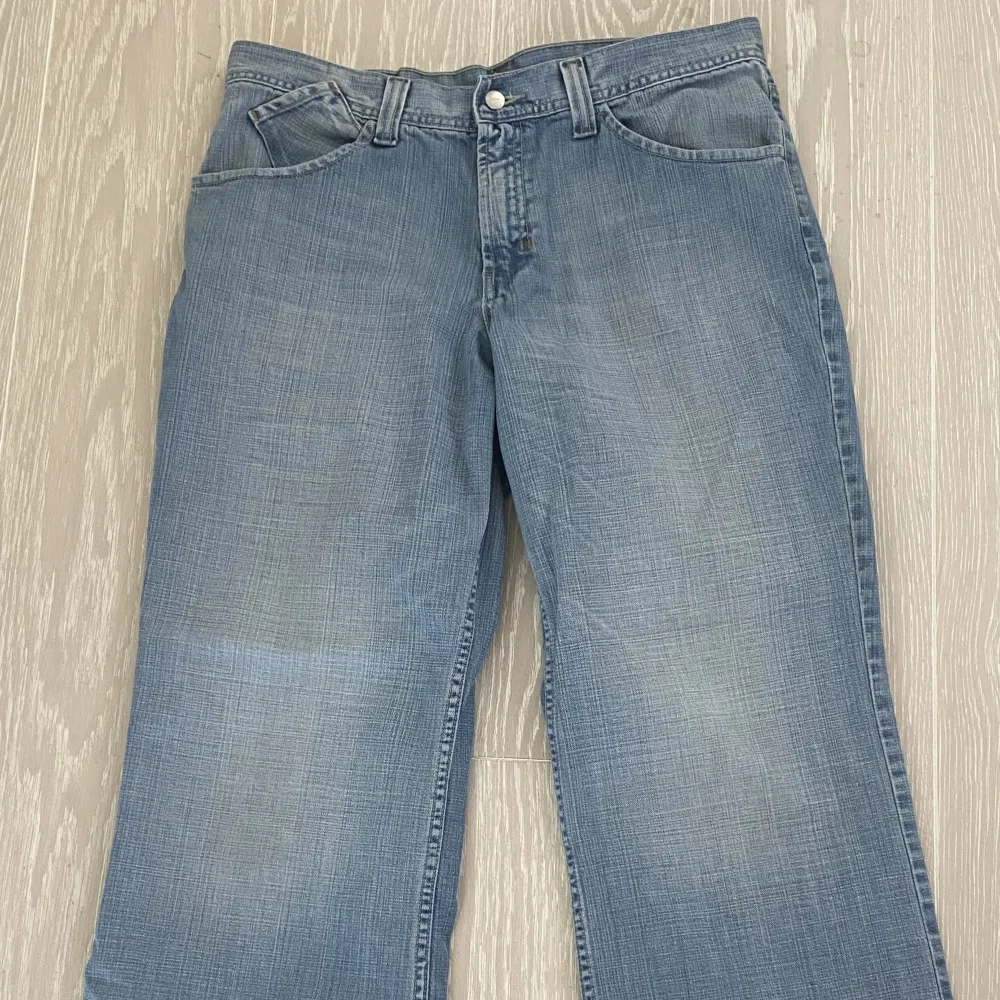 säljer ett par baggy jeans från lee då de tyvärr va för stora på mig! midjemått ca 46 tvärs över (jag har 39~). jättefin färg dock och inga defekter!💓 funkar för både tjejer och killar! dm för frågor/bilder💓. Jeans & Byxor.