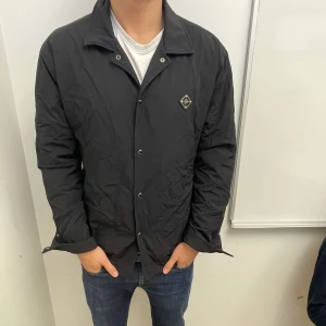 J.lindeberg jacka - Säljer nu min snygga jacka ifrån J.lindeberg, jackan är bara använd ett fåtal gånger och i skick 10/10