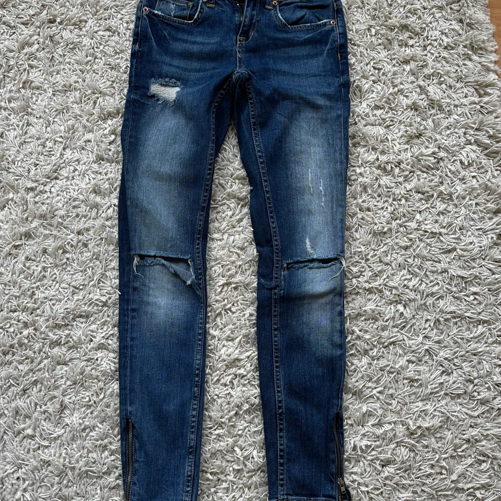 Jeans från Gina Tricot märke Kristen.  Storlek 26/30.. Jeans & Byxor.