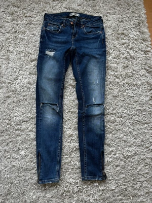 Jeans  - Jeans från Gina Tricot märke Kristen.  Storlek 26/30.