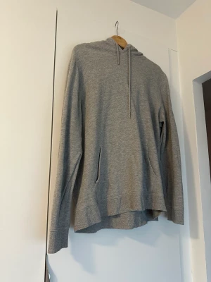 Luvtröja  - Fin grå luvtröja, super mjuk inuti. 