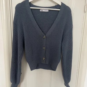 Blå Croppad stickad kofta från Zara - Blå Croppad stickad kofta från Zara. Storlek S, endast använd två gånger!