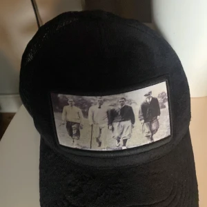 Emilio pendenza keps - Säljer min Emilio pendenza keps då jag har köpt en ny. Nypris 399kr. Kepsen är i bra skick förutom att jag har limmat ihop den där bak (se bild 3). 