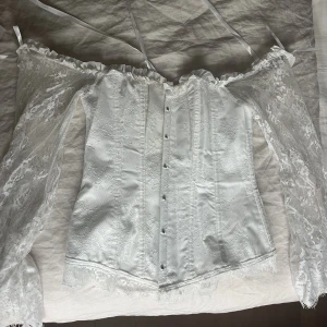 Spets korsett  - En ”riktig” korsett som är ordentligt gjord med snörning i ryggen. Perfekt för halloween eller bara som snygg fest topp!