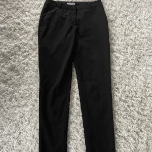 Lågmidjade kostymbyxor - Jag säljer dessa kostymbyxor då jag köpte dom och dom passade inte❤️ Från H&M Pris kan diskuteras.