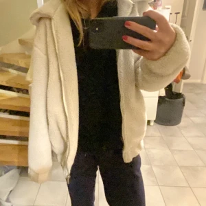 Höst jacka🥰🥰 - Jättefin teddyjacka! Perfekt nu till hösten, skriv om mer bilder på jackan! Pris kan diskuteras 