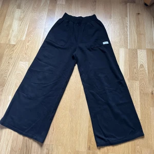 Mjukisbyxor  - Ett par svarta mjukisbyxor. Jag är 160 cm lång och dem når till golvet 