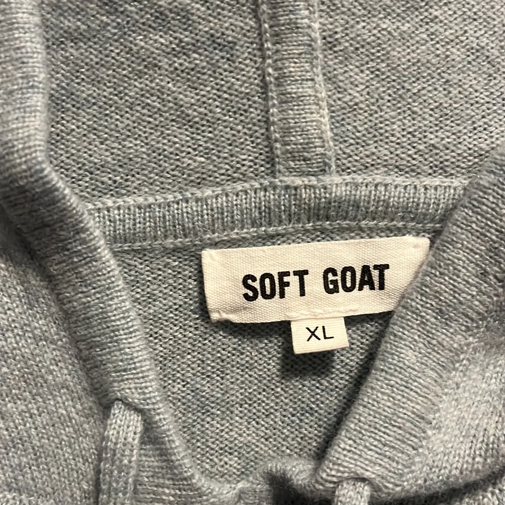 Säljer min snygga soft goat Kashmir hoodie som jag köpte i våras, säljer för att jag växt ur den. Det är en turkos färg som kallas sea foam. Det står i tröjan att den är i storlek xl men den sitter som en m. Köptes för ca 2700 pris går att diskutera. Stickat.