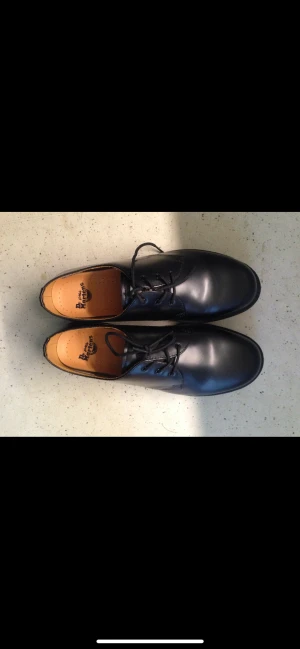 NYA DR MARTENS - Säljer mina dr martens skor då de inte passade min man.  Det är helt splitter nya och är i storlek 47.