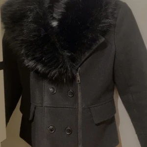 Kort pälsjacka  - Jacka i nyskick med avtagbar päls, funkar som en vinter, vår o höstjacka 