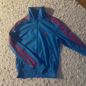 Adidas Zip up - Skit snygg adidas zip up som tyvärr är för liten på mig! Köpt av en vän. Inga defekter. Hör av dig vid frågor