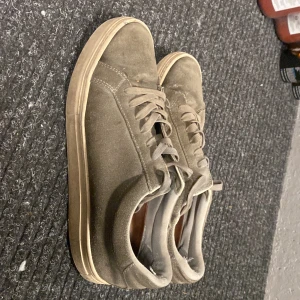 Grå vagabond skor - Fina vagabond skor lite slitna därför säljs billigt skick 6/10 