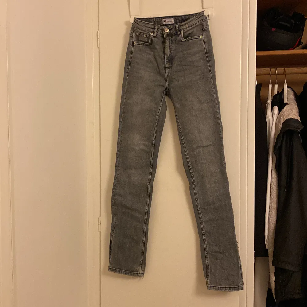 Gråa Zara jeans som var trendiga. (Skinny-jeans split). Flera bilder kan skickas.. Jeans & Byxor.
