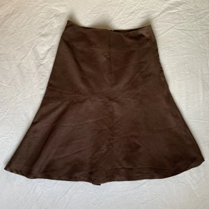 Mockakjol!💋 - En supersöt kjol i fakemocka med dragkedja baktill! Jag älskar sömmarna som går tvärs över, assnygg detalj! Står 36 men passar 34 och 38 beroende på hur den ska sitta! Skriv om du vill ha mer info!💋