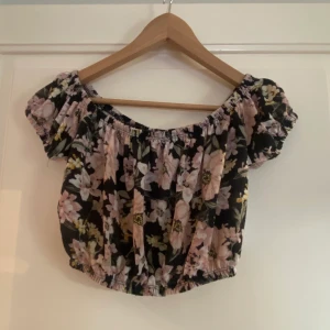 Topp från Ginatricot - Somrig topp från Ginatricot. Stl XS. Väldigt fint skick