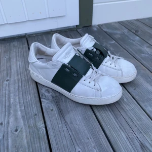 Valentino skor - Tja, nu säljer jag min äkta valentino skor som är köpta från Sellpy där alla varor noga äktehetskontrolleras. Köpebevis skickas med. Skicket på skorna är 8/10. Lite repaintade där framm på skorna. Om du har någon fråga får du gärna ställa den/ mvh Hugo😁