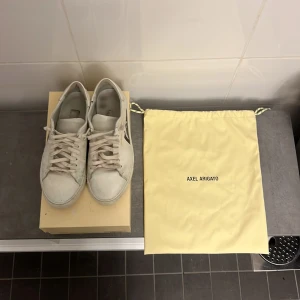 Axel Arigato Skor - Hej, jag säljer de här skorna för 800kr, begagnade och lite slitna men dom har mycket liv kvar i sig!  Lådan och väskan ingår. Nypris runt 2600kr!