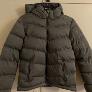 Höst/vinterjacka - Denna jacka är ny inköpt och köptes från new yorker för 370kr, storlek Xs. Jag vill gärna hitta en ny jacka därför vill jag få denna såld. De är inga fel på den eftersom den nyligen är köpt och använt den någon enstaka gång. Priset kan diskuteras☺️ 