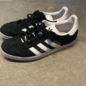 Adidas gazelle - Typ helt nya gazelle, använt dem lite då o då så dom e lite skitiga men annars helt nya
