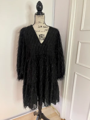 Festklänningen XL - Säljer klänning från Zara  Använd lite med kärlek 