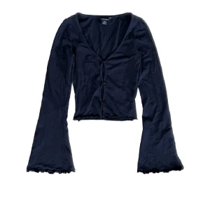 Monki topp  - Säljer en långärmad topp från Monki. Köpte den från plick men den passade inte riktigt mig som jag ville 🍂💕