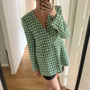 Kavaj - Så snygg kavaj från zara som tyvärr inte kommer till användning…. Den är använd endast en gång på ett dop och har inga defekter förutom att de nedersta knapparna är i olika höjd.  Nypris: 600. Pris kan diskuteras 