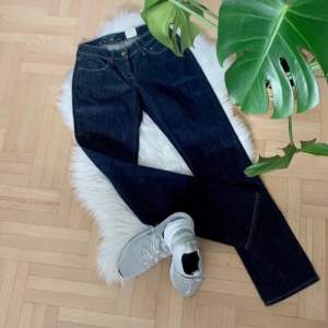 Helt ny vintage Levis low waist jeans. Den är i storlek W26 och L32. Inrebenslängd81cm,midja2x36cm,höft2x47cm och längden för hela byxor är 102cm. Den är så fint men är litet för mig. Köpte för 450kr